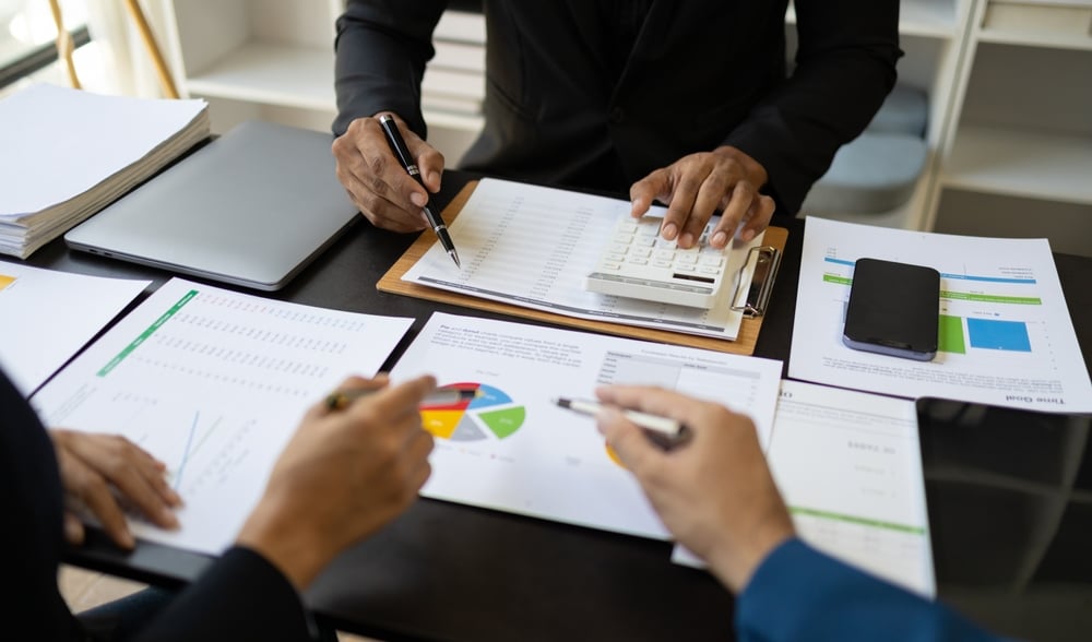 Business,Consultant,Meeting,Is,Discussing,Financial,Situation,,Analyzing,Budget,And